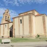 Iglesia de San Pelayo de Cañizo, de ladrillo y tapia encalada, con espadaña y nidos de cigüeña