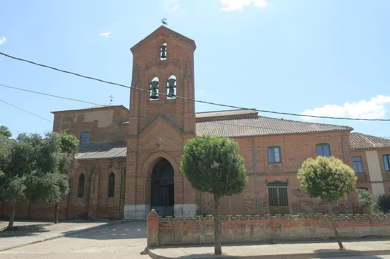Convento de la Purísima Concepción de Castroverde de Campos, de ladrillo con espadaña