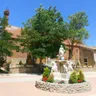 Plaza de Cotanes del Monte con una fuente de caballos y la iglesia de San Pedro detrás