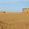 Palomar redondo de adobe en medio de un rastrojo de cereal en Vidayanes