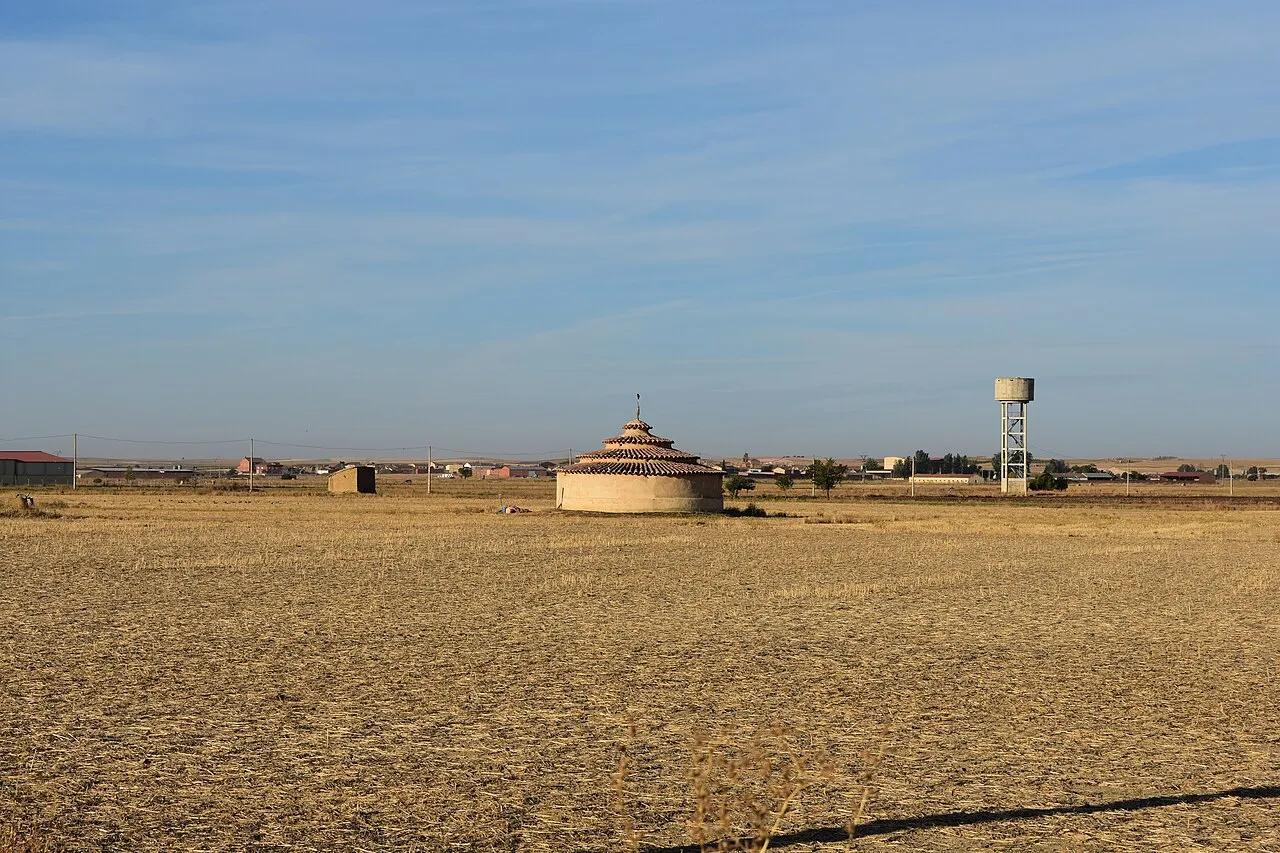 Palomar redondo con tejadillos escalonados en la llanura junto a Revellinos de Campos