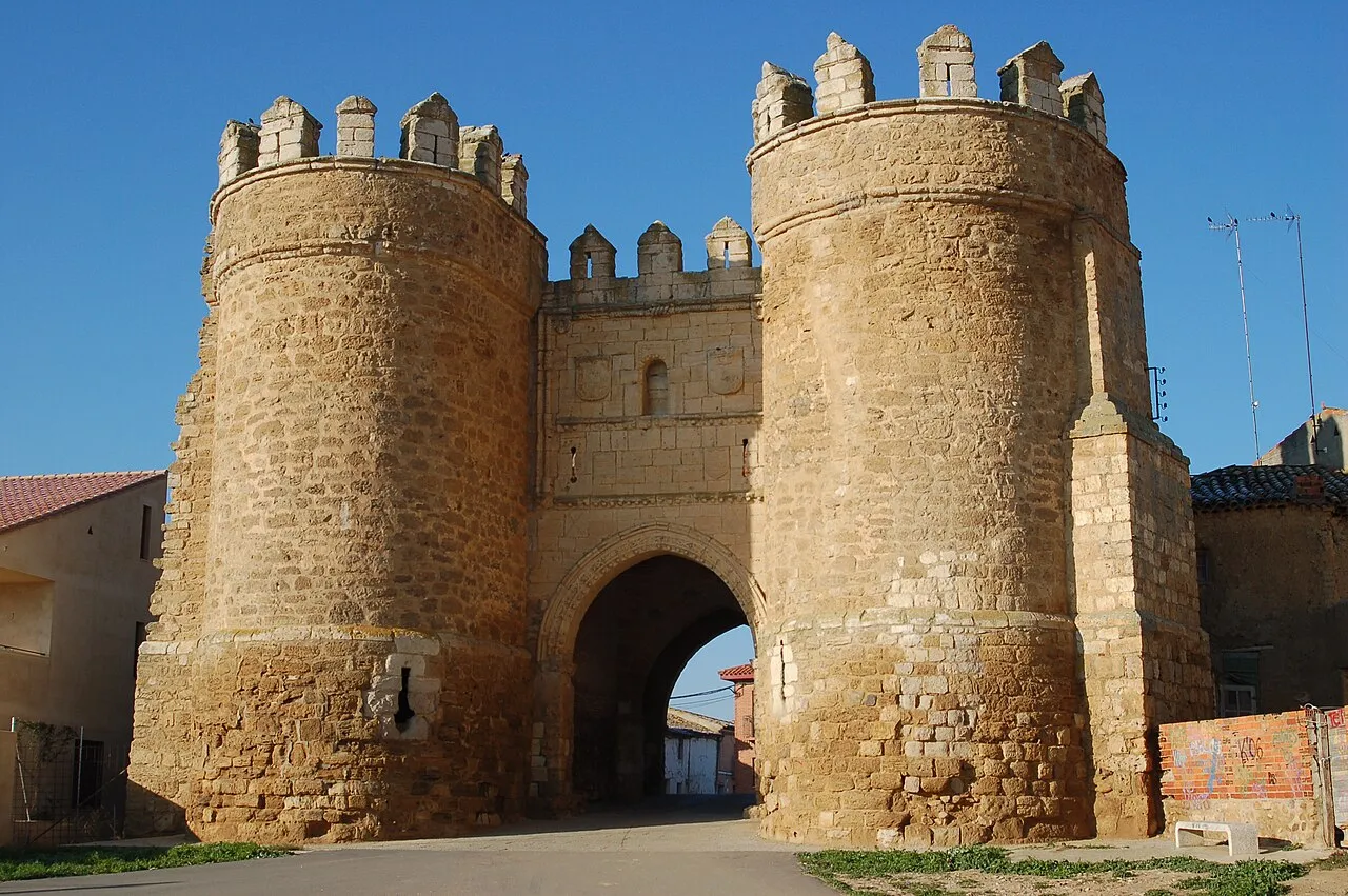 Puerta de San Andrés de Villalpando, con dos torreones de piedra almenados y arco central