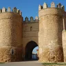 Puerta de San Andrés de Villalpando, con dos torreones de piedra almenados y arco central
