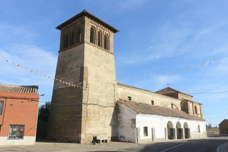 Torre de ladrillo de la iglesia de San Martín de Tours en San Martín de Valderaduey