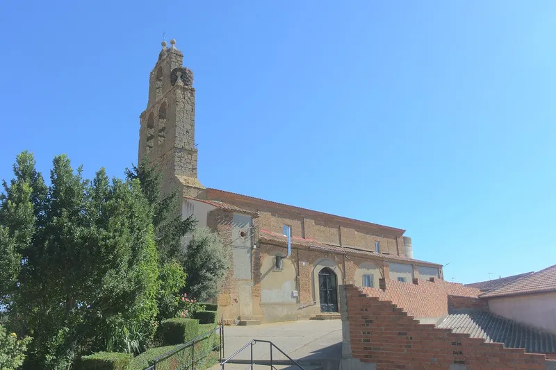 Iglesia de San Román de Vega de Villalobos con espadaña de piedra y nido de cigüeña