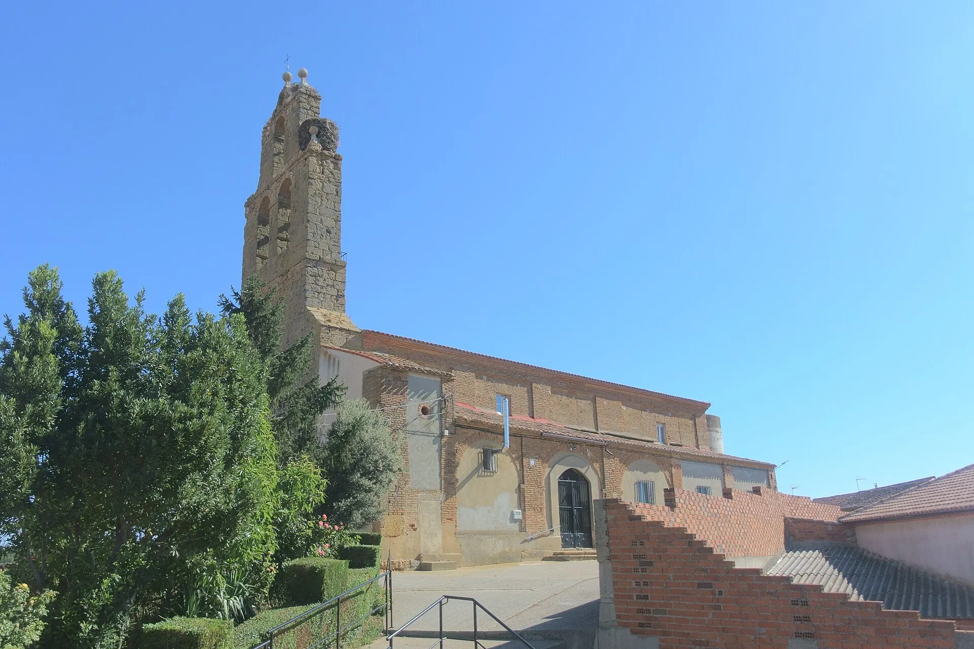 Iglesia de San Román de Vega de Villalobos con espadaña de piedra y nido de cigüeña