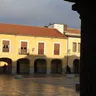 Soportales de la Plaza Mayor de Villalpando con la torre del reloj al fondo