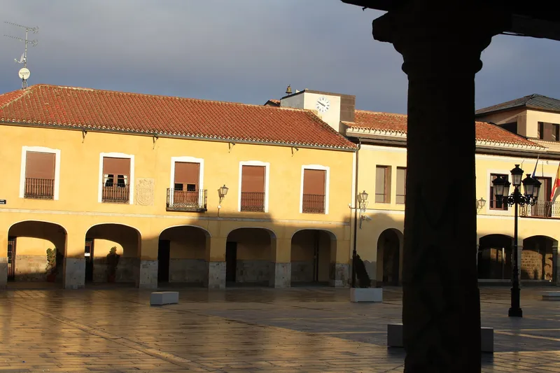 Soportales de la Plaza Mayor de Villalpando con la torre del reloj al fondo
