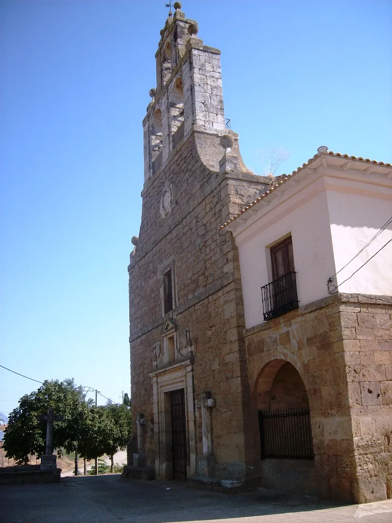 Ermita del Cristo de Villanueva del Campo, con su torre de piedra, bajo un cielo azul