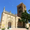 Portada gótica de piedra y torre de la iglesia de San Vicente en Villar de Fallaves