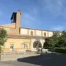Iglesia de Nuestra Señora del Realengo y Ayuntamiento de Villárdiga junto a una plaza con árboles